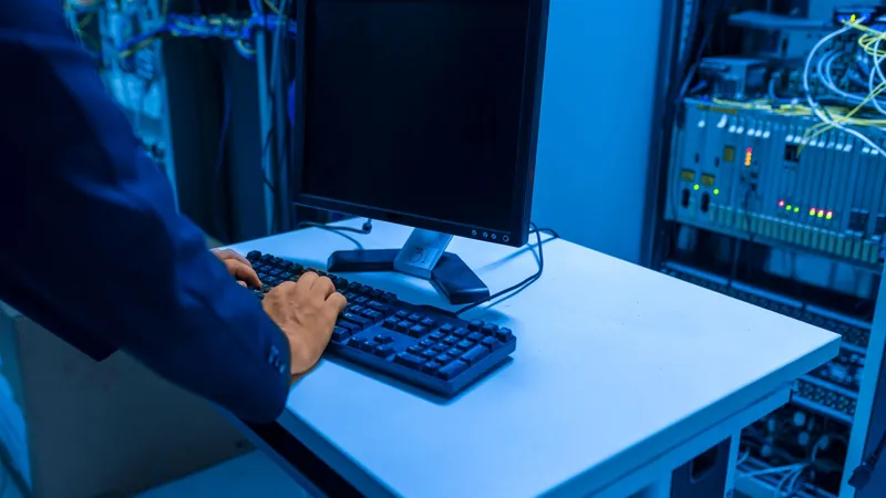 Techniker arbeitet an einem Rechner im Serverraum