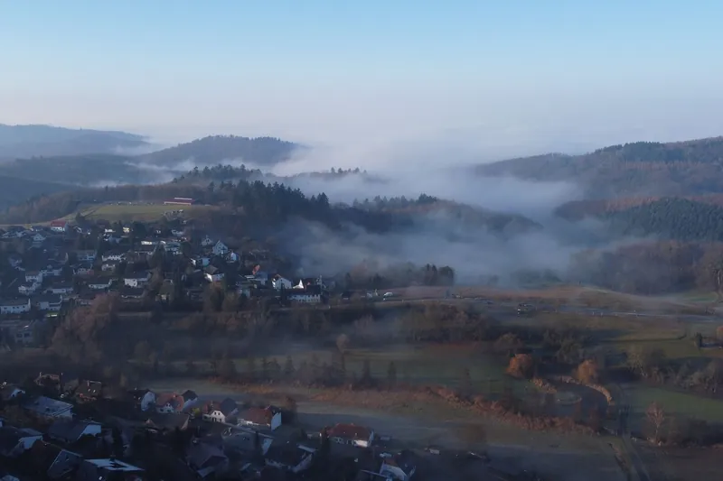 Hügellandschaft im Odenwald im Morgennebel
